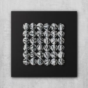 czarno szara abstrakcja geometryczna z papieru czerpanego zawieszona na betonowej ścianie - kompozycja No.24
