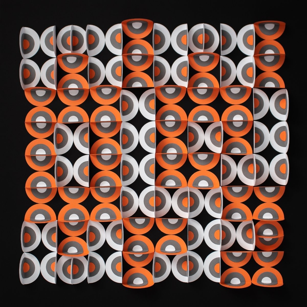 biało pomarańczowa abstrakcja geometryczna z papieru - kompozycja No.27