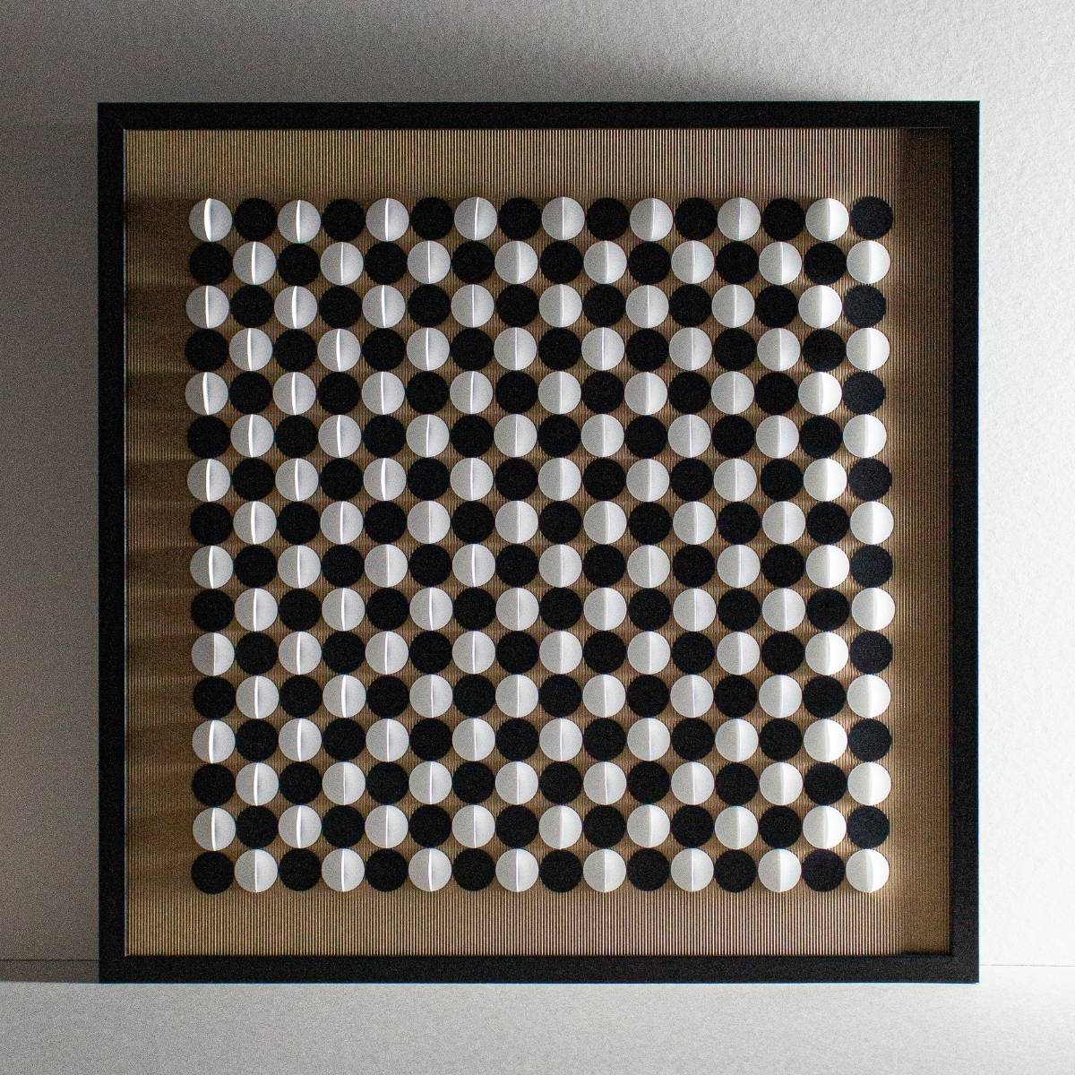 biało czarna abstrakcja geometryczna z papieru szachownica w czarnej ramie - kompozycja No.37
