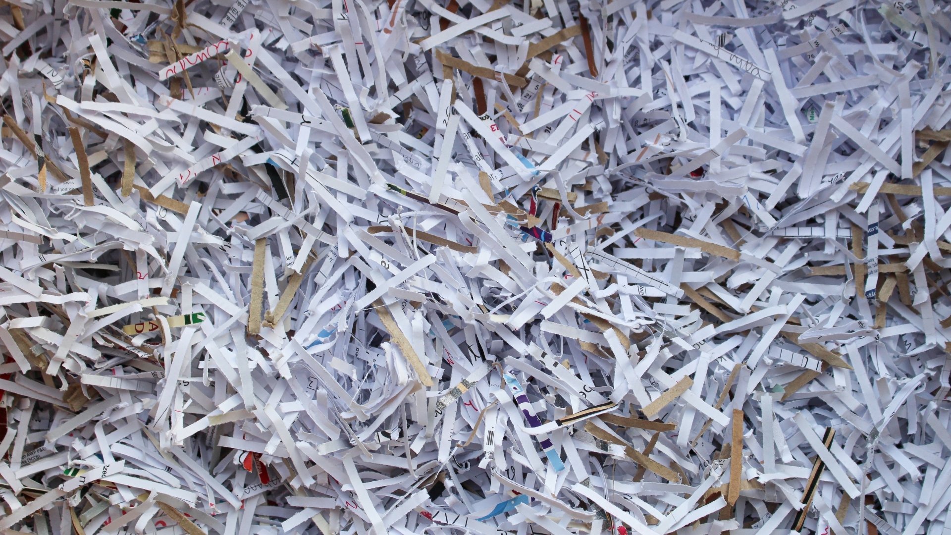 pocięty papier pakowy - upcykling makulatury
