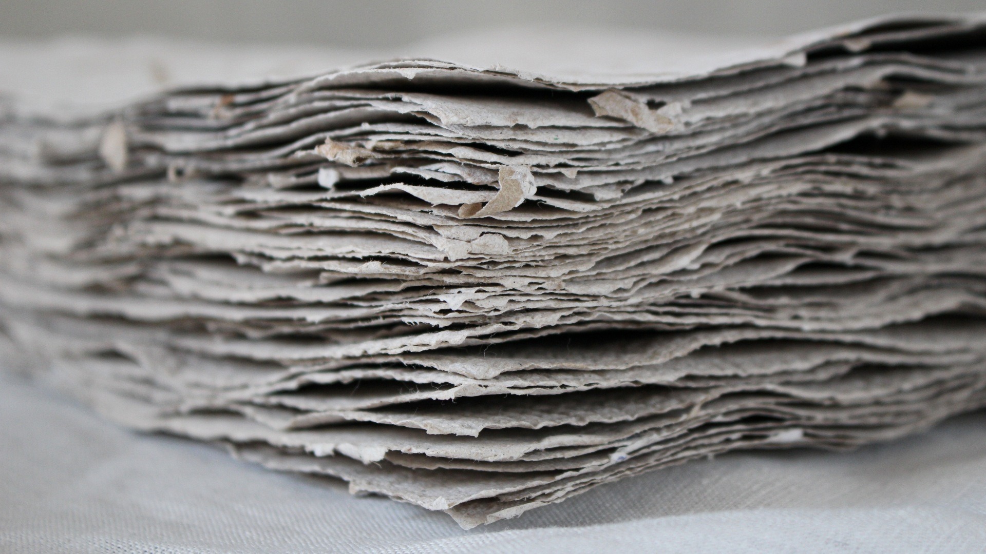 papier ręcznie czerpany - upcykling makulatury
