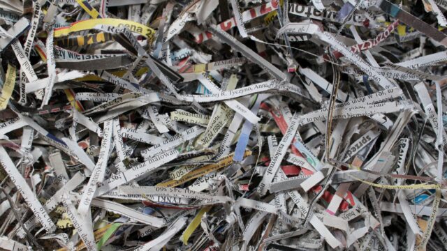 pocięty papier na makulaturę - projekt artystyczny Basińska Galeria Sztuki