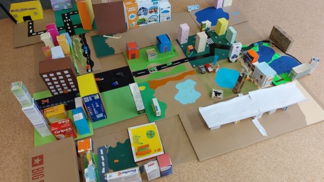 zabawy konstrukcyjne makieta z pudełek - projekt edukacyjny Basińska Galeria Sztuki