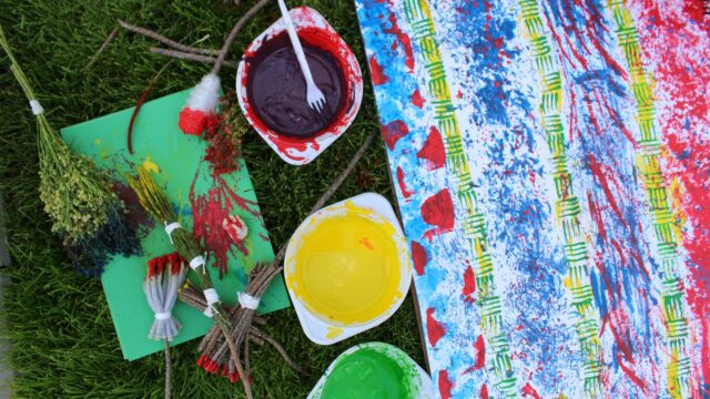 zabawy plastyczne w klubie artystycznym dla dzieci Niesforne Formy - projekt edukacyjny Basińska Galeria Sztuki