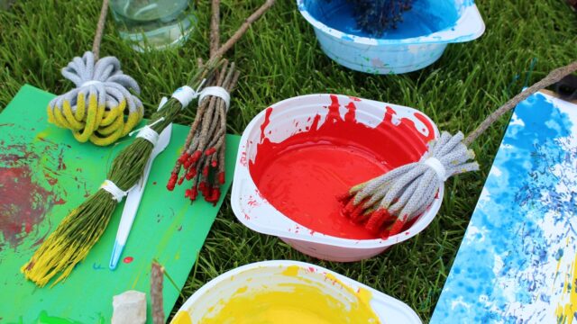zabawy plastyczne w klubie artystycznym dla dzieci Niesforne Formy - projekt edukacyjny Basińska Galeria Sztuki