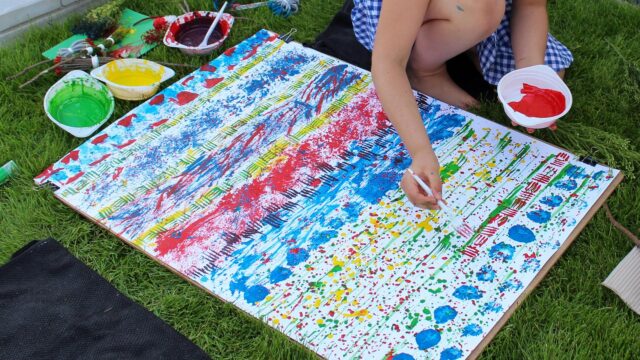 zabawy plastyczne w klubie artystycznym dla dzieci Niesforne Formy - projekt edukacyjny Basińska Galeria Sztuki