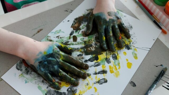zabawy plastyczne w klubie artystycznym dla dzieci Niesforne Formy - projekt edukacyjny Basińska Galeria Sztuki