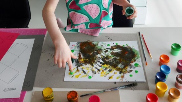 zabawy plastyczne w klubie artystycznym dla dzieci Niesforne Formy - projekt edukacyjny Basińska Galeria Sztuki