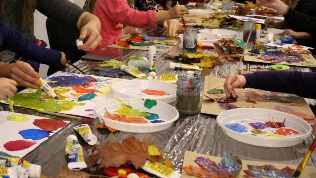 zabawy jesienne w klubie artystycznym dla dzieci Niesforne Formy - projekt edukacyjny Basińska Galeria Sztuki