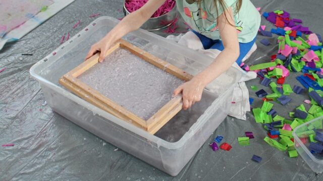 robimy papier czerpany w klubie artystycznym dla dzieci Niesforne Formy - projekt edukacyjny Basińska Galeria Sztuki