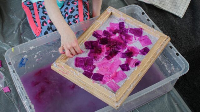 robimy papier czerpany w klubie artystycznym dla dzieci Niesforne Formy - projekt edukacyjny Basińska Galeria Sztuki