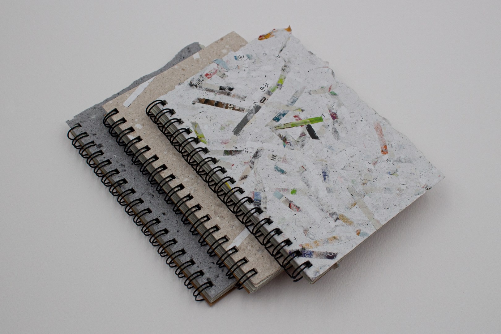 Notesy z makulatury format A6 na spirali wykonane z papieru czerpanego i recyklingowego